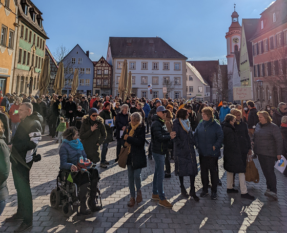 Hunderte Bürgerinnen und Bürger waren am Sonntag am Marktplatz in Weißenburg.